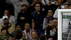 El delantero portugués del Real Madrid Cristiano Ronaldo (2i) marca de penalti ante el portero del Juventus de Turín Gianluigi Buffon (2d) el segundo gol para el conjunto blanco, durante el partido de la fase de grupos de Liga de Campeones disputado en el estadio Santiago Bernabéu.