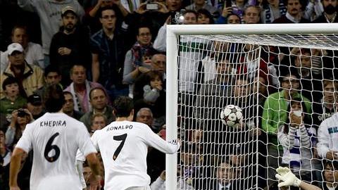 El delantero portugués del Real Madrid Cristiano Ronaldo (2i) marca de penalti ante el portero del Juventus de Turín Gianluigi Buffon (2d) el segundo gol para el conjunto blanco, durante el partido de la fase de grupos de Liga de Campeones disputado en el estadio Santiago Bernabéu.