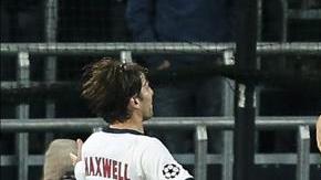 El jugador de Paris Saint Germain, Zlatan Ibrahimovic (c), celebra una anotación con sus compañeros de equipo durante un partido del Grupo C de la Liga de Campeones en el estadio Constant Vanden Stock en Bruselas (Bélgica).