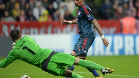 El jugador del Bayern Munich Mario Mandzukic (d) ante el Viktoria Plzen con sus compañeros de equipo , durante el juego de la Liga de Campeones que se disputó en Múnich, Alemania.