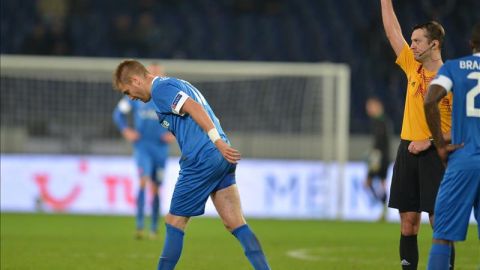 El jugador Rasmus Bengtsson del Enschede recibe una tarjeta roja del árbitro Alexey Kulbakov.