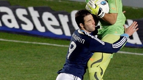 Fernando Muslera (der.) no podrá estar ante Jordania.