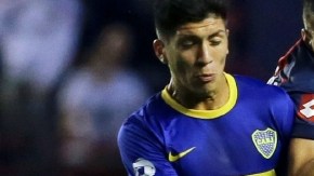 Ribair Rodríguez (der.) y Jesús Méndez, del Boca Juniors, hacen un 'sandwich' con Ángel Correa, quien dio el triunfo al San Lorenzo.