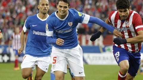 Diego Costa (der.) anotó ayer y llegó a 13 goles para igualar en la cima de los cañoneros a CR7.