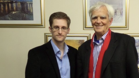 Snowden se reunió recientemente con el parlamentario alemán Hans-Christian Ströbele en Moscú y le entregó una carta en la que pedía clemencia al Gobierno de EEUU.