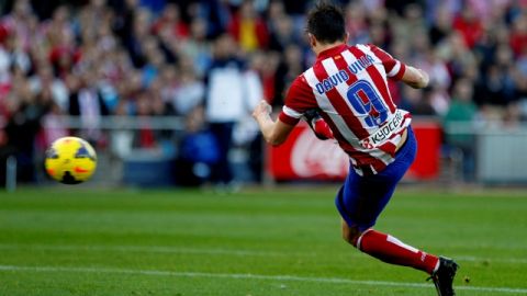 David Villa convierte el primer tanto del Atlético Madrid.