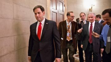 El senador Marco Rubio (al frente) camina por uno de los pasillos del Capitolio.