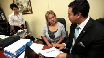 El Cónsul General de Guatemala Pablo García Sáenz (der.), dice que  el gobierno guatemalteco está llevando a cabo una campaña para informar a sus ciudadanos que la reforma no ha llegado.