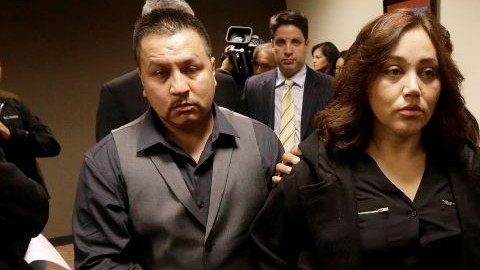 Rodrigo López, (izq.), y Sujay Cruz, padres de Andy Lopez, se retiran de la conferencia de prensa en San Francisco.