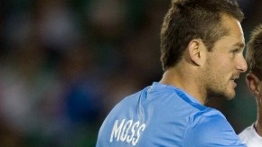 El portero Glen Moss habla con Ben Sigmund, dos de los neocelandeses llamados para el duelo contra México.