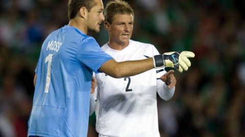 El portero Glen Moss habla con Ben Sigmund, dos de los neocelandeses llamados para el duelo contra México.