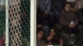 Ikechuwku Uche (caído), pugna por un balón con Rubén Pérez  y David Rodríguez durante el encuentro disputado   ayer en Elche.