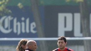 Jorge Sampaoli  (izq.)  convocó ayer a la seleccion chilena y dejó fuera a los veteranos Humberto el 'Chupete' Suazo y David Pizarro.