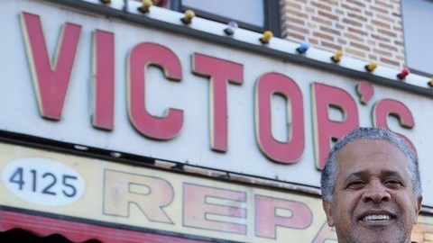 Víctor de León es el responsable de que miles de personas puedan trasladarse de un lugar a otro en la Ciudad de Nueva York.