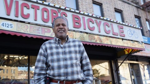 Víctor de León es el responsable de que miles de personas puedan trasladarse de un lugar a otro en la Ciudad de Nueva York.