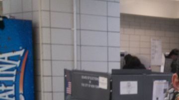 Diana Bonilla llegó a primera hora a emitir su voto.