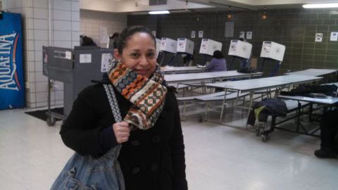 Diana Bonilla llegó a primera hora a emitir su voto.