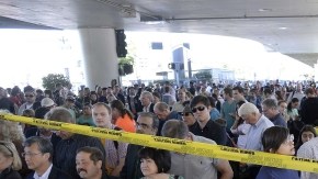 Pasajeros en LAX el viernes 1ro de noviembre tuvieron acceso limitado a comida y agua y no les informaron de albergues de la Cruz Roja, asegura el concejal Bonin.