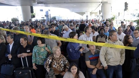 Pasajeros en LAX el viernes 1ro de noviembre tuvieron acceso limitado a comida y agua y no les informaron de albergues de la Cruz Roja, asegura el concejal Bonin.