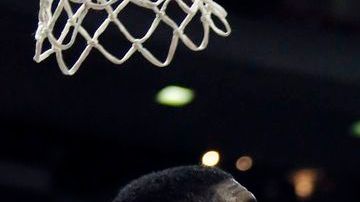 El tiro de Josh Smith de los Pistones es bloqueado por el centro de Indiana Roy Hibbert.