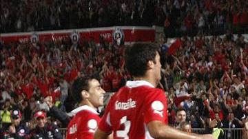 Los jugadores de Chile celebran un gol ante Ecuador el 15 de octubre de 2013 en el Estadio Nacional en Santiago de Chile (Chile).