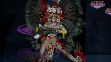 El traje típico, que representa la historia de la mujer nicaragüense desde la época precolombina hasta la actual, destaca por sus 200 plumas de pavo real.