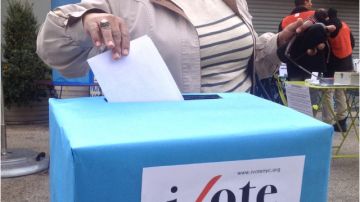 Lilia Castillo deposita su voto en la elección simulada celebrada en Queens.