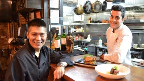 Jairo Morales (izquierda) junto al chef Sabdiel Cortés, dice ofrecer comida latina "como debe ser".