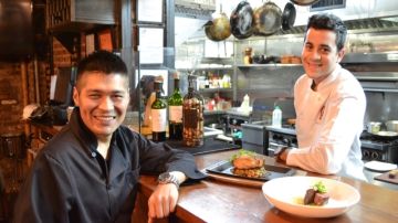 Jairo Morales (izquierda) junto al chef Sabdiel Cortés, dice ofrecer comida latina "como debe ser".