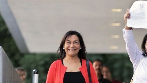 Yamileth Escobar (d) y María de los Angeles Domíguez (c), son la primera pareja de latinas del mismo sexo hispano en California que obtienen la residencia por matrimonio. Su abogada Alma Rosa Nieto está a la izquierda.