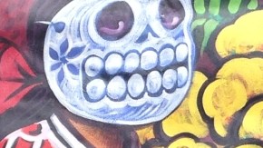 Mural de Día de Muertos en el Museo de Oakland.