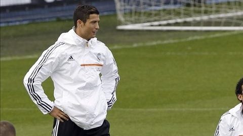 El técnico del Real Madrid, Carlo Ancelotti (d), conversa con el delantero portugués del equipo Cristiano Ronaldo (i) y el defensa Pepe.