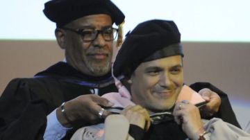 El cantante Alejandro Sanz (d) fue investido doctor "honoris causa" por Larry Simpson (atrás) de la Universidad de Berklee.