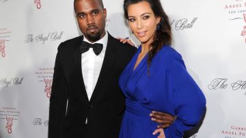 Amigos de Kim Kardashian aseguran que la celebridad se muestra muy sumisa con Kanye West.
