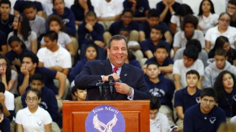 El día después de haber sido reelegido, Chris Christie visitó la escuela Jose Martí, en Union City.