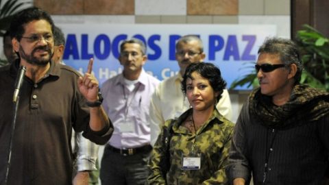 Iván Márquez (izq.), comandante de las FARC colombianas, en compañía del también comandante Seuxis Paucias Hernández.