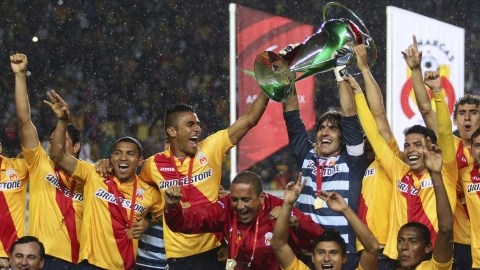 Los jugadores de los Monarcas de Morelia levantan el trofeo de la  Copa Mx, tras vencer en la final al Atlas.