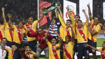 Los jugadores de los Monarcas de Morelia levantan el trofeo de la  Copa Mx, tras vencer en la final al Atlas.