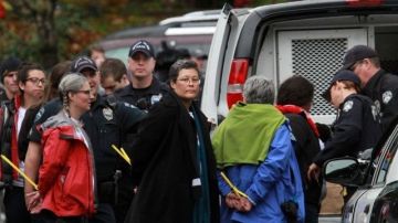 Peggy Lynch (centro) esposa del alcalde de Seattle, Mike McGinn, tras ser detenida por oficiales de la policía de Bellevue.