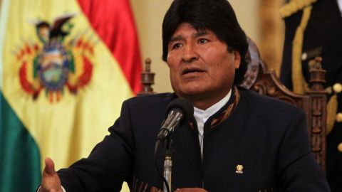 El mandatario viste ropa con detalles típicos de su país.