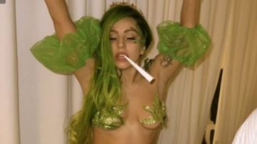 Lady Gaga siempre tratando de convertirse en polémica sorprendió a sus fans al lucir un disfraz inspirado en la marihuana que dejó al descubierto sus senos.
