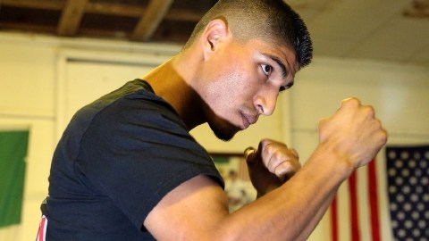 Mikey García (izq) lamenta la forma en la que perdió su primer título mundial, pero mañana buscará arrebatar el cetro al boricua Román 'Rocky' Martínez (d).
