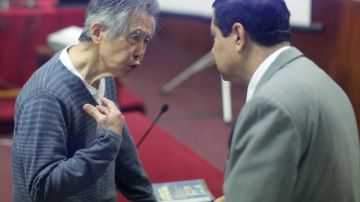 El expresidente  Alberto Fujimori (i) conversa con su abogado William Castillo.
