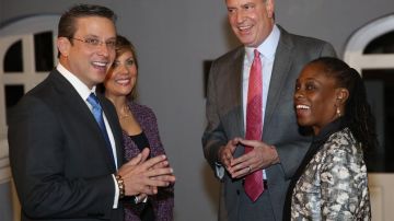 El gobernador de Puerto Rico, Alejandro García Padilla y su esposa Wilma Pastrana recibieron al recién electo alcalde de la Ciudad de Nueva York, Bill de Blasio y su esposa Chirlane McCray.