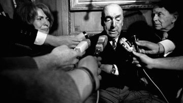 El poeta Pablo Neruda habla en París luego de recibir el Premio Nobel de Literatura en 1971.