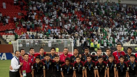 Jugadores mexicanos posan con sus medallas al lograr el segundo lugar.