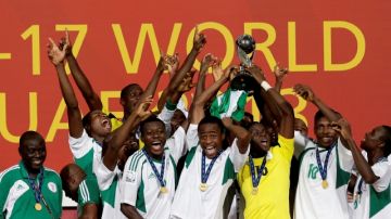 Jugadores de la selección de Nigeria celebran su cuarto titulo mundial Sub-17, tras destronar al combinado mexicano.