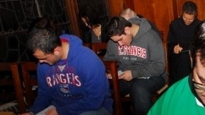 El padre Brian Jordan del colegio San Francisco de Asís y un grupo de estudiantes redactan algunas de las peticiones al papa Francisco.