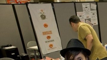 Activistas sostienen algunas de las mantas como parte de la campaña "Revitalizar, no militarizar".