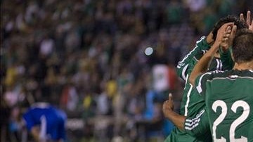 México recibirá el próximo miércoles a Nueva Zelanda en el estadio Azteca y el 20 visitará al rival en Wellington, en la serie que decidirá cuál de los dos estará en el Mundial Brasil 2014. EFE/Archivo